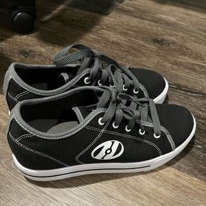 Heelys sneaker size 7